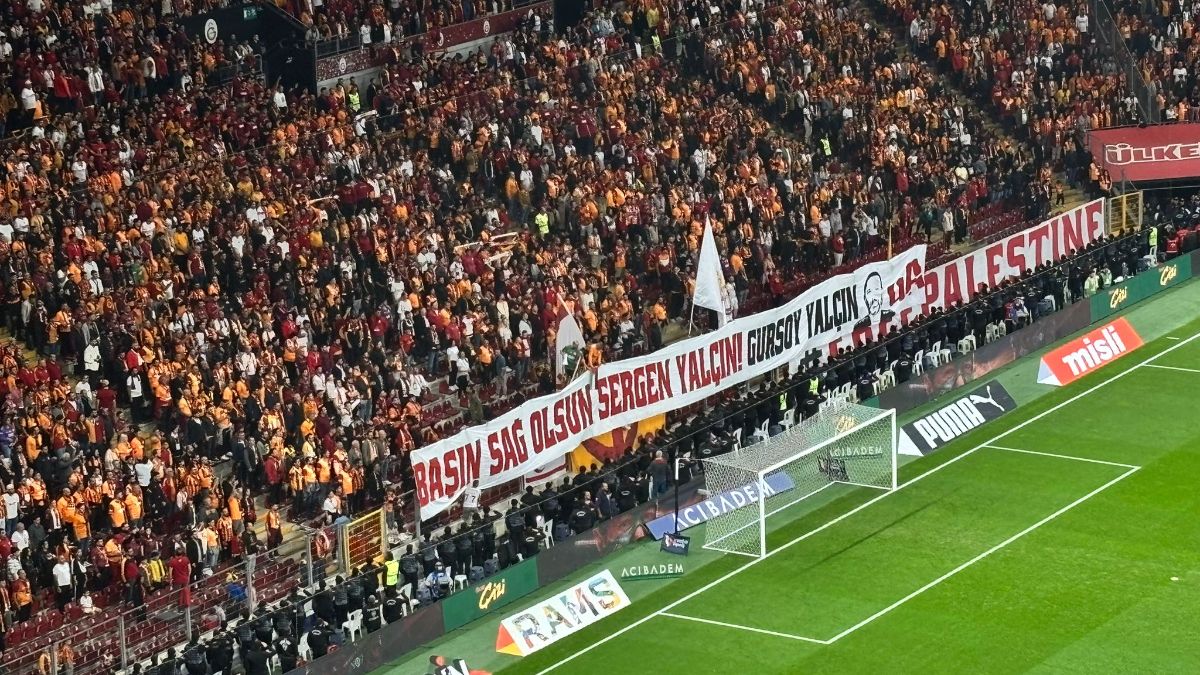 Galatasaray tribünlerinden Sergen Yalçın’a anlamlı pankart