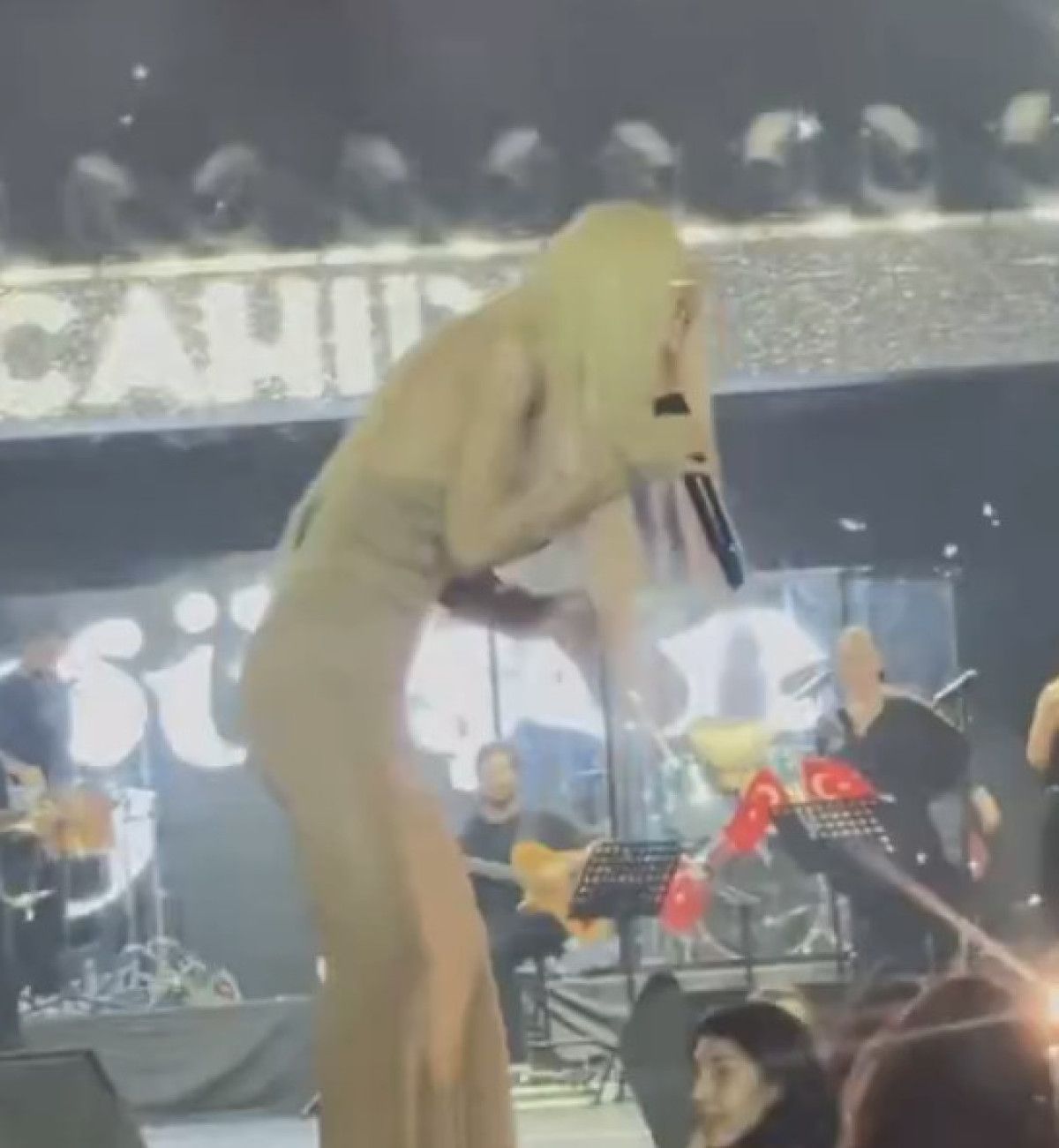 Gülşen’den sahneye para atan seyirciye tepki: Üzerinde Atatürk var