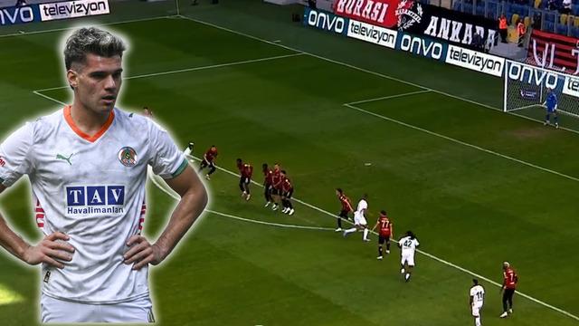 Hagi’nin Oğlu Ianis’ten Babasına Gönderme: Frikikten Mükemmel Gol!
