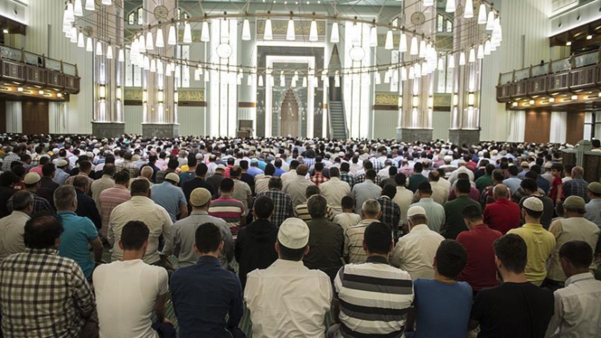 İstanbul İl Milli Eğitim Müdürlüğü talimat verdi: Liselilere cuma namazı izni verilecek