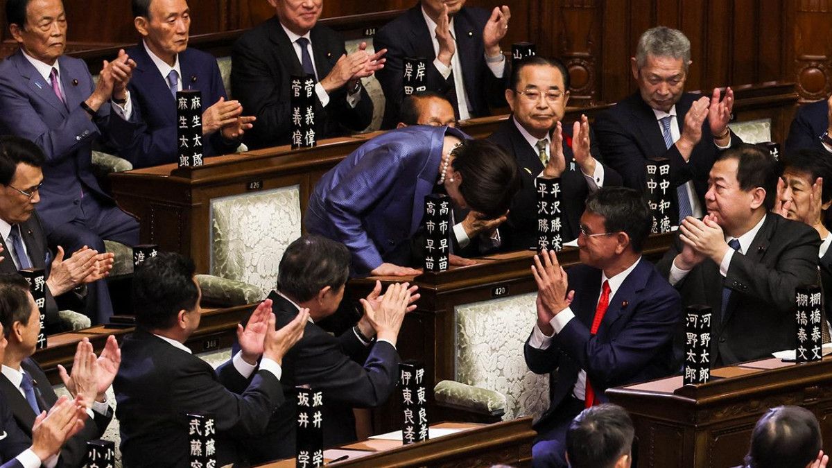 Japonya’nın ilk kadın başbakanı Takaiçi, yemin etti
