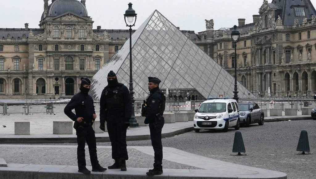Louvre Müzesi’nde soygun! Hırsızlar mücevherleri çalıp kaçtı