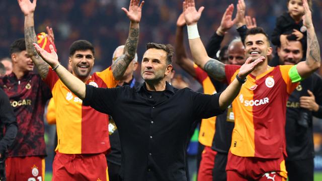 Okan Buruk’tan maç sonu müthiş sevinç! Tribünlere giderek 3’lü çektirdi