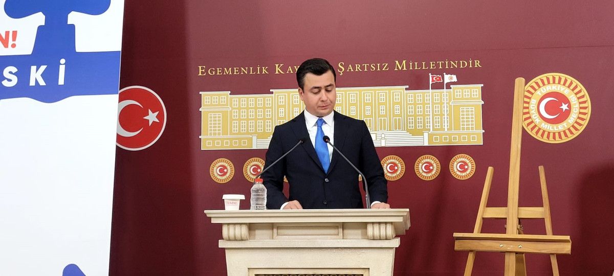 Osman Gökçek, Mansur Yavaş’ın fotoğrafının olduğu bidonlarla Meclis’e geldi