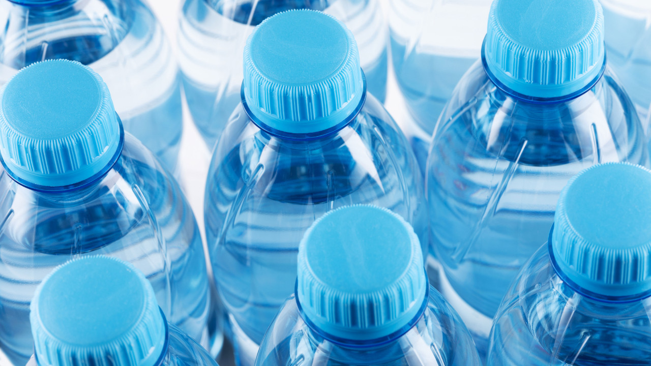 Plastik şişede satılan suların son kullanım tarihi var mı? Var ama…