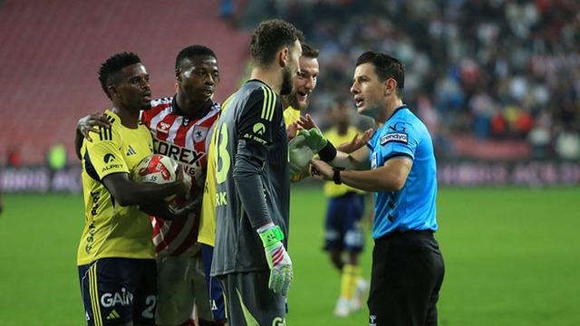 Samsunspor-Fenerbahçe maçının hakemi Halil Umut Meler için ne dediler? beIN Trio ekibinden Samsunspor’un iptal edilen golü için olay yorum… İşte UEFA kuralı!