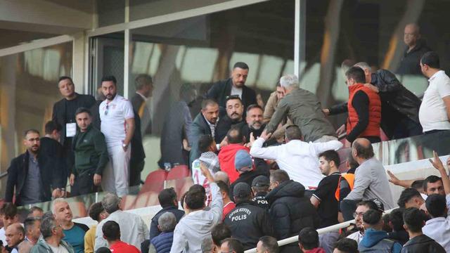 Trendyol 1.Lig’de Sivasspor ile Serik Spor karşılaştı! Maçın son dakikalarında ortalık fena karıştı! Sivasspor Başkanı taraftarla tartıştı…