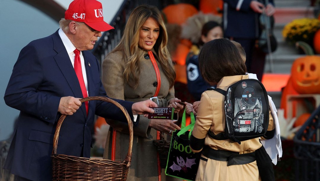 Trump Cadılar Bayramı’nı kutladı, hediye dağıttı: Ülkede kutlama dışarıda protesto