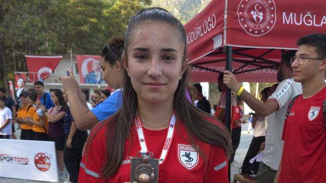 Türkiye rekortmeni 15 yaşındaki Yağmur Tosun, dünya 3’üncüsü oldu