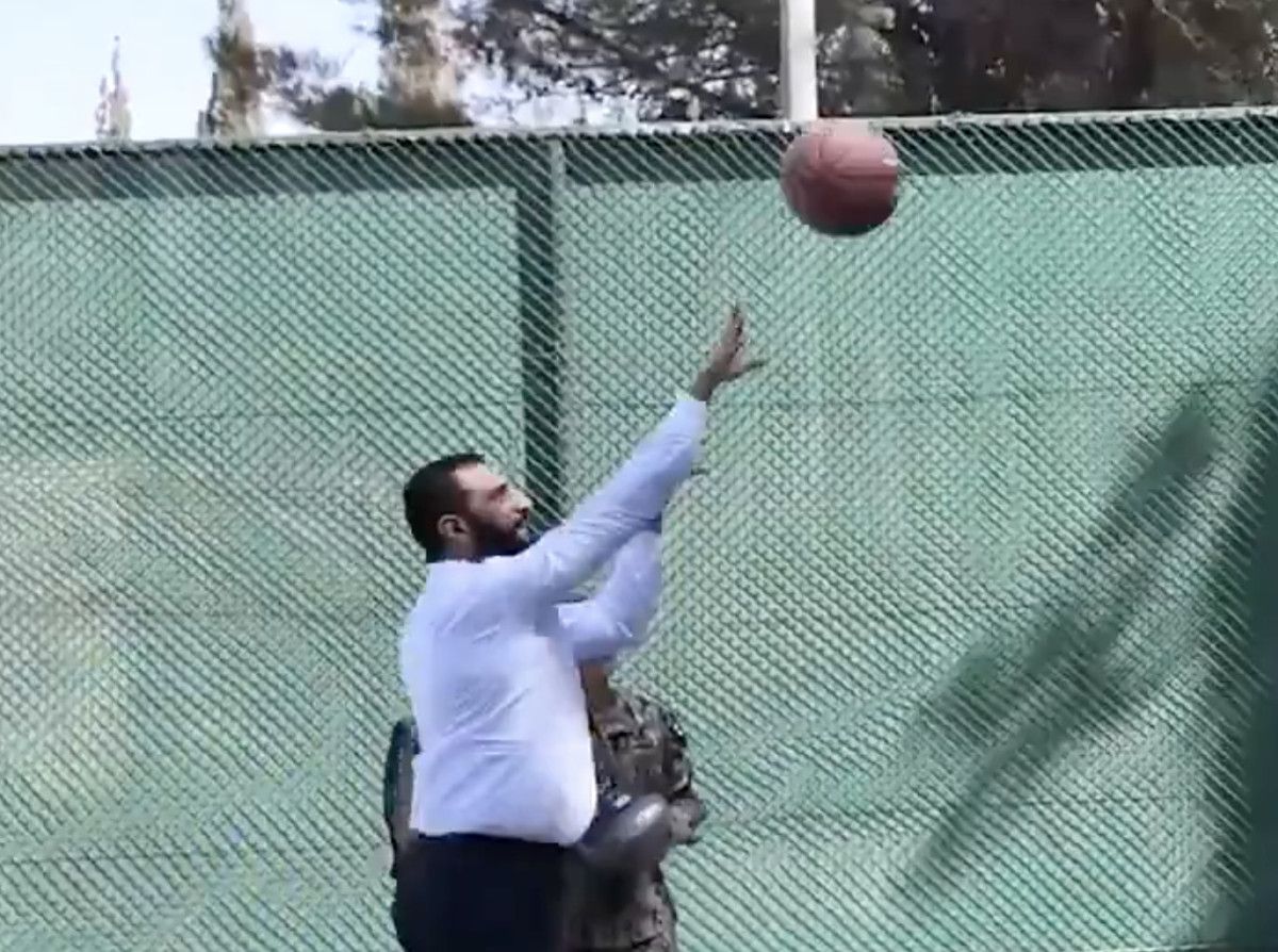 Ahmed Şara, ABD’li yetkililerle basketbol oynadı