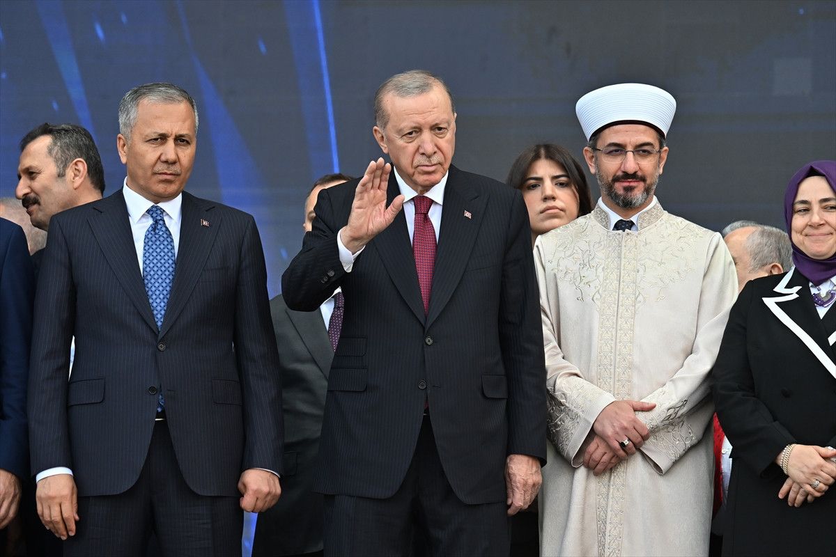 Cumhurbaşkanı Erdoğan: Sokak çetelerine, suç örgütlerine, zehir tüccarlarına nefes aldırmayacağız