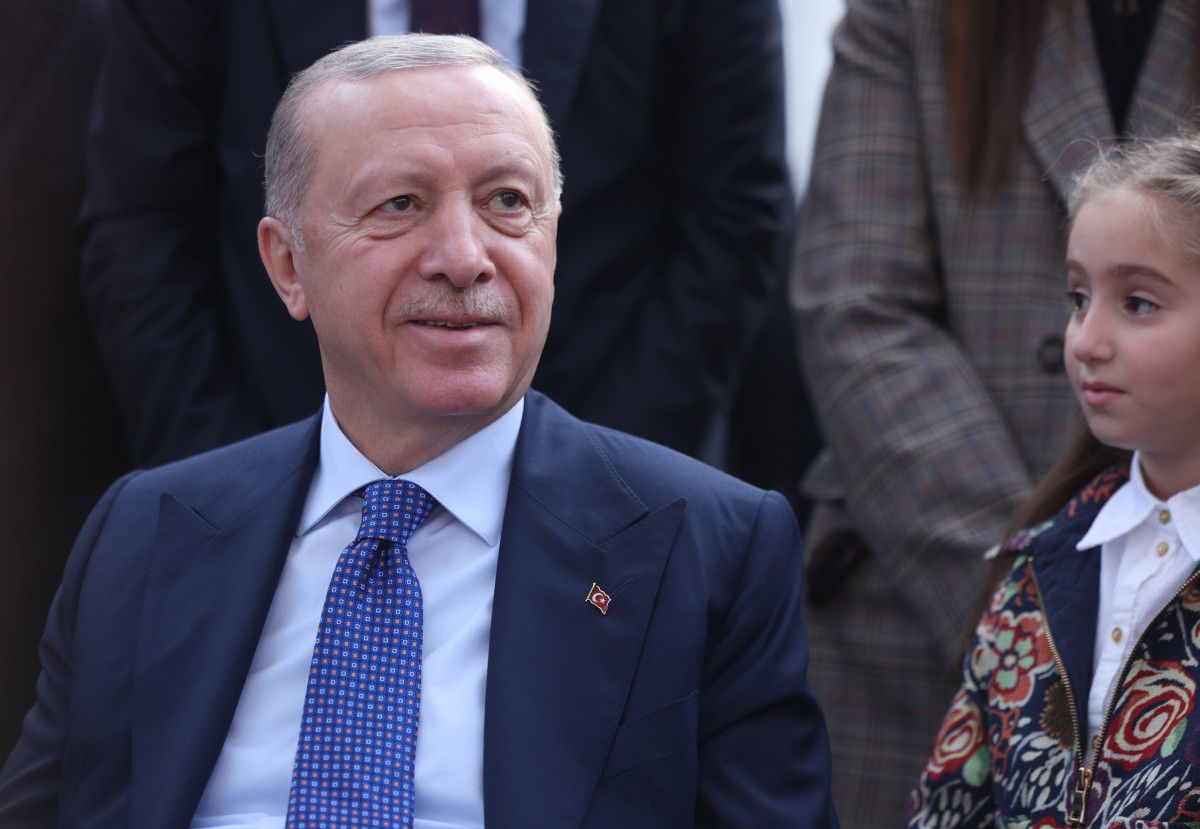 Cumhurbaşkanı Erdoğan, Usta Eller Sanatçıları Çarşısı’nı ziyaret etti: Sigarayı bırakacaksın, takipçisiyiz