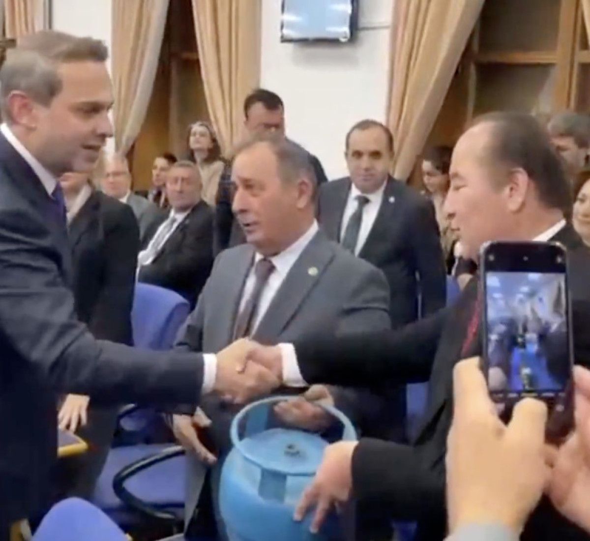 Enerji Bakanı Alparslan Bayraktar’dan ‘tüp oyunu’ yapan CHP’liyi pişman eden cevap