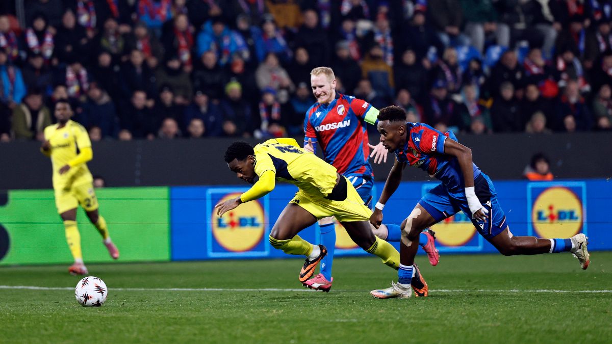 Fenerbahçe’nin penaltı beklediği an! Hakem izleyip vermedi