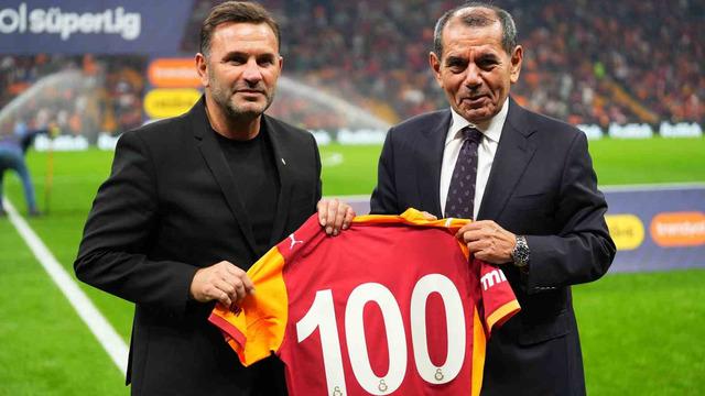 Galatasaray’da Okan Buruk’a 100. galibiyet plaketi verildi