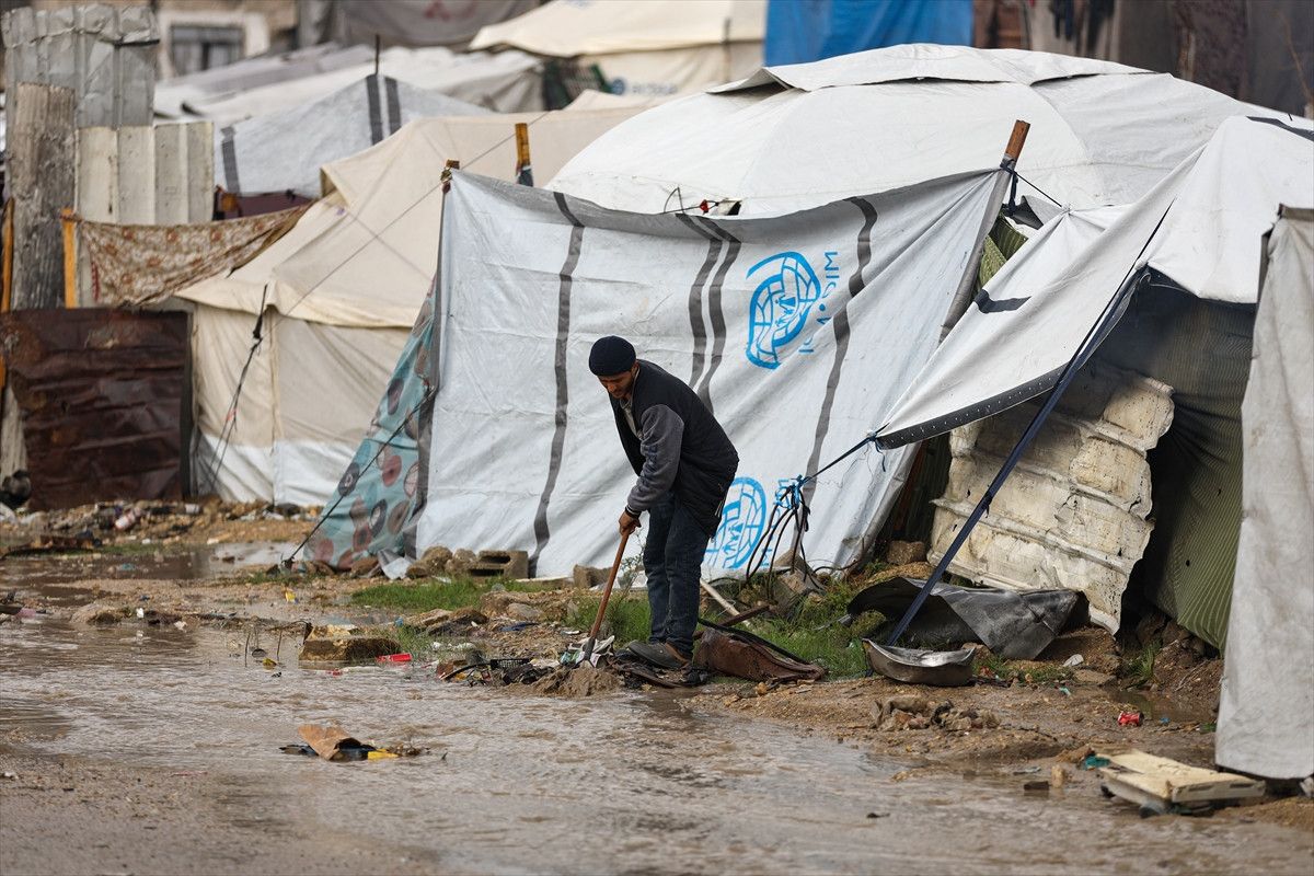 Gazze’de çocuklar, ıslanmış çadırlarda uyuyor