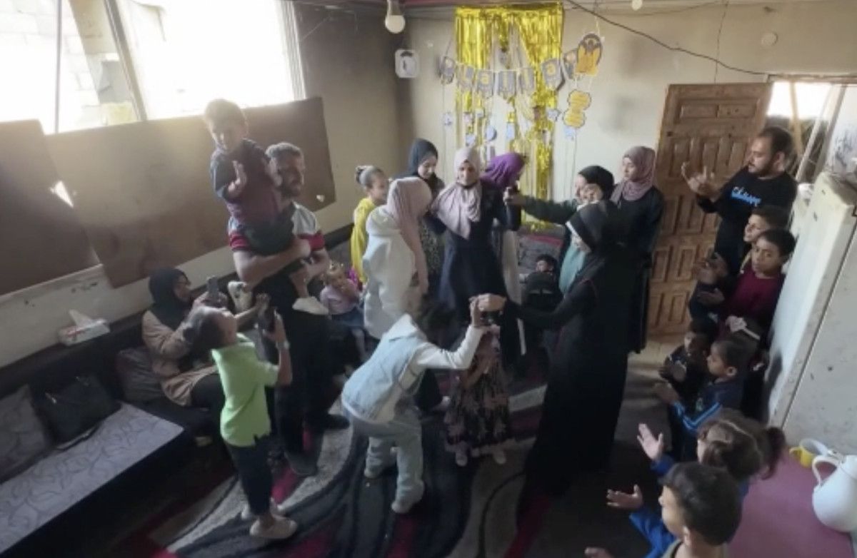 Gazze’de öğrenciler, lise bitirme sınavı sonuçlarını yıkıntılar arasında kutladı