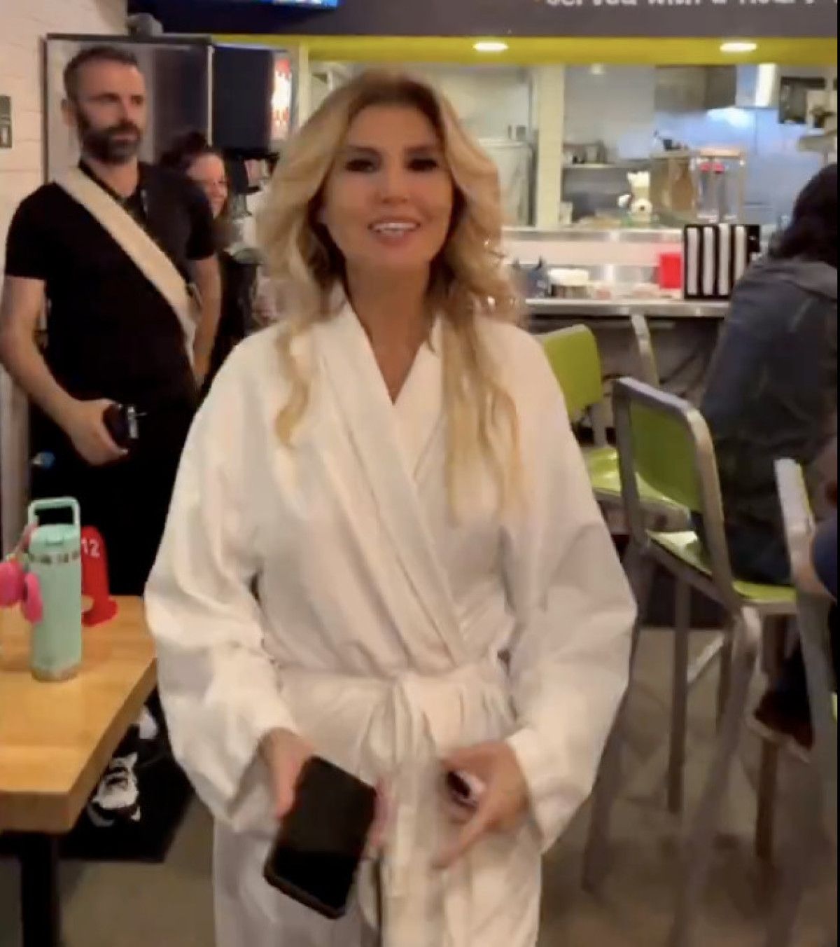 Gülben Ergen’in konser maratonu: ABD’de bornozla gezdi