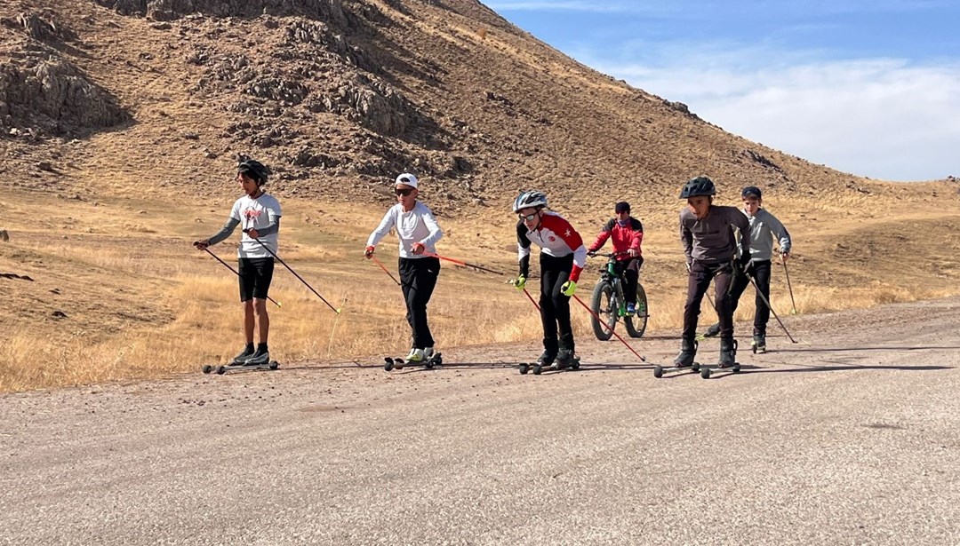 Hakkari’nin tekerlekli kayak takımı şampiyonluğa hazır
