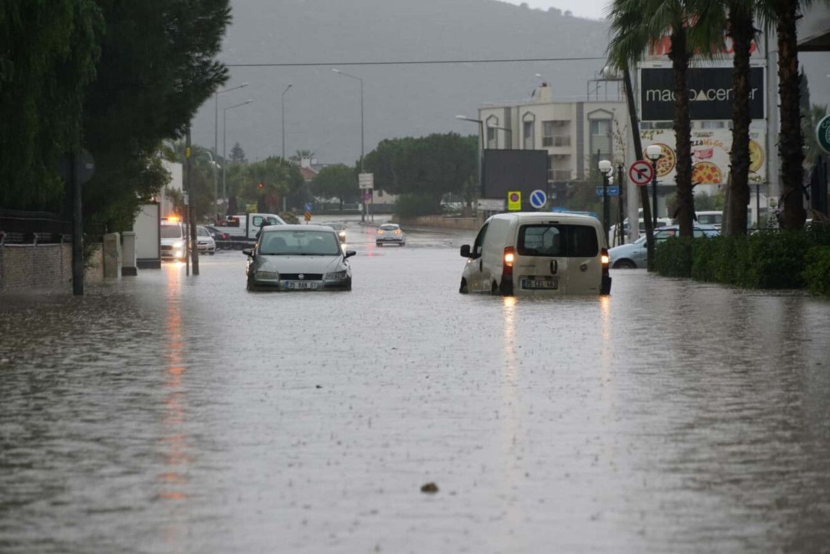 İzmir’den sel manzaraları: Vatandaşlar zor anlar yaşadı
