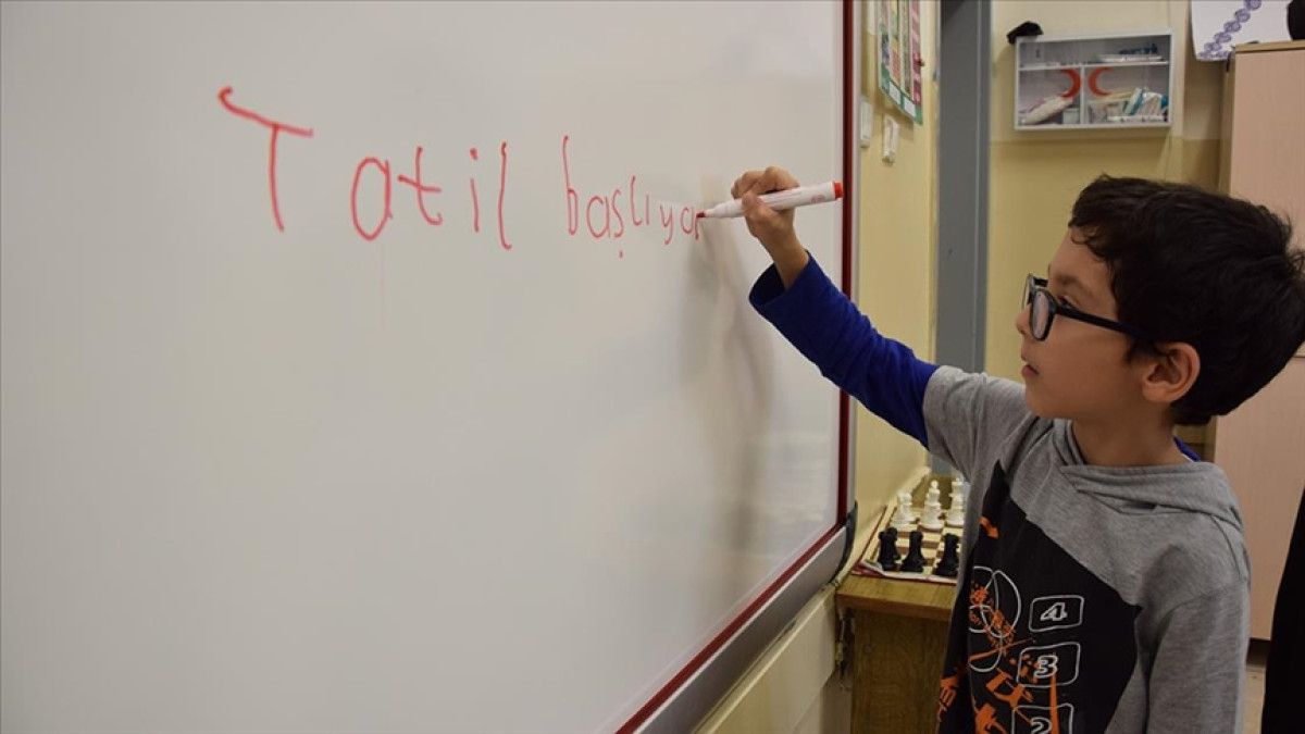 Okullarda ara tatil kalkıyor mu
