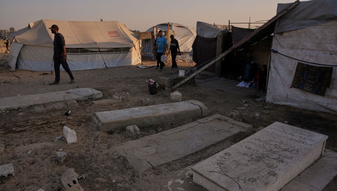 Ölülerin arasında yaşam: Mezar taşları oturak oldu