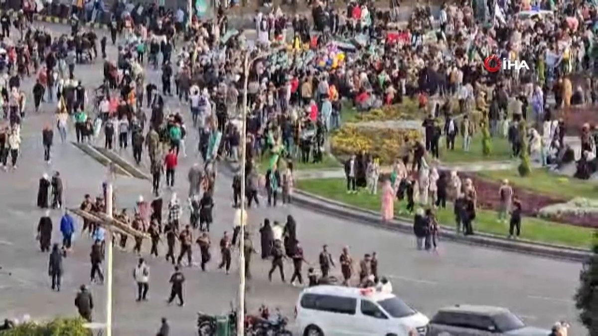 Suriye’de halk, Esad rejiminin devrilmesinin yıldönümünde kutlama için meydanları doldurdu