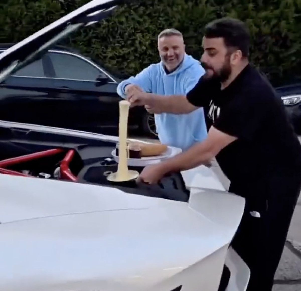 Trabzonlu gurbetçi, Lamborghini’de kuymak yaptı